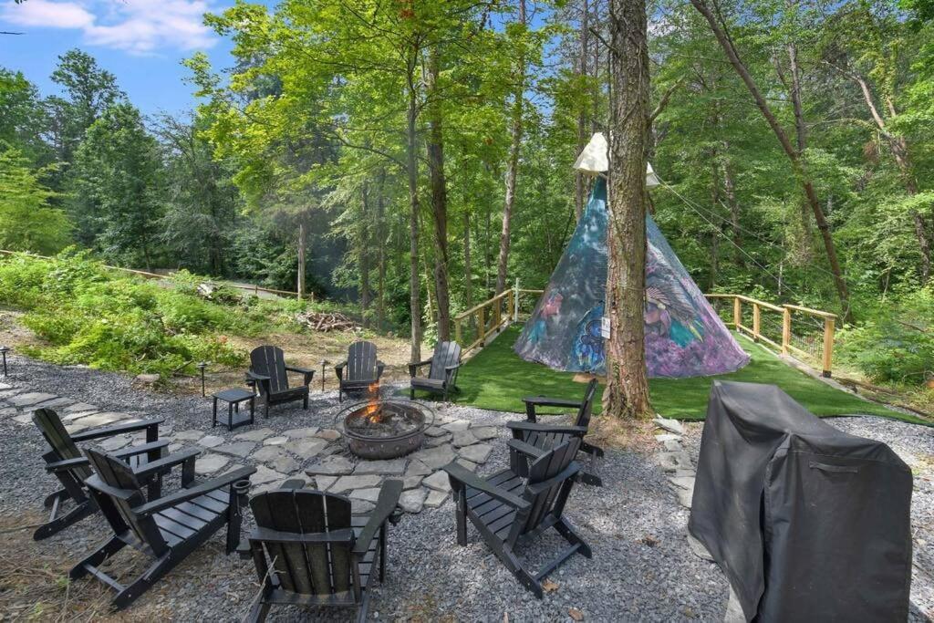 Enchanted Forest Cabin And Teepee! Lights & Laser Show! Private Hot Tub! Unique Stay! Sevierville Bagian luar foto