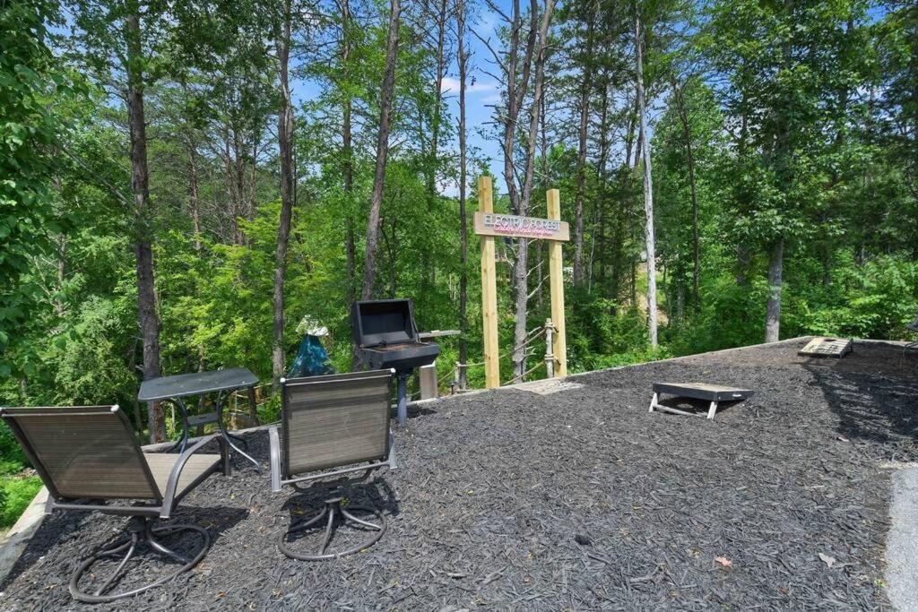 Enchanted Forest Cabin And Teepee! Lights & Laser Show! Private Hot Tub! Unique Stay! Sevierville Bagian luar foto