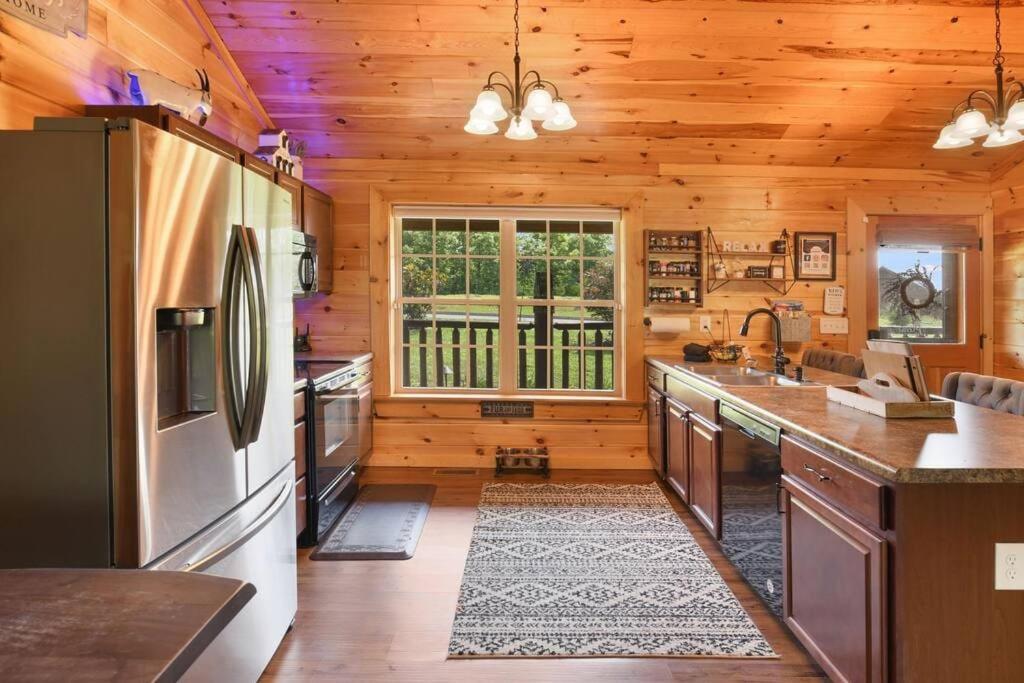 Enchanted Forest Cabin And Teepee! Lights & Laser Show! Private Hot Tub! Unique Stay! Sevierville Bagian luar foto