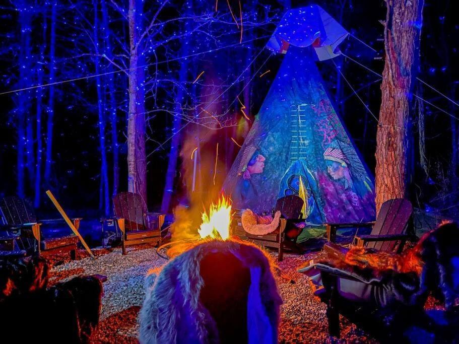 Enchanted Forest Cabin And Teepee! Lights & Laser Show! Private Hot Tub! Unique Stay! Sevierville Bagian luar foto