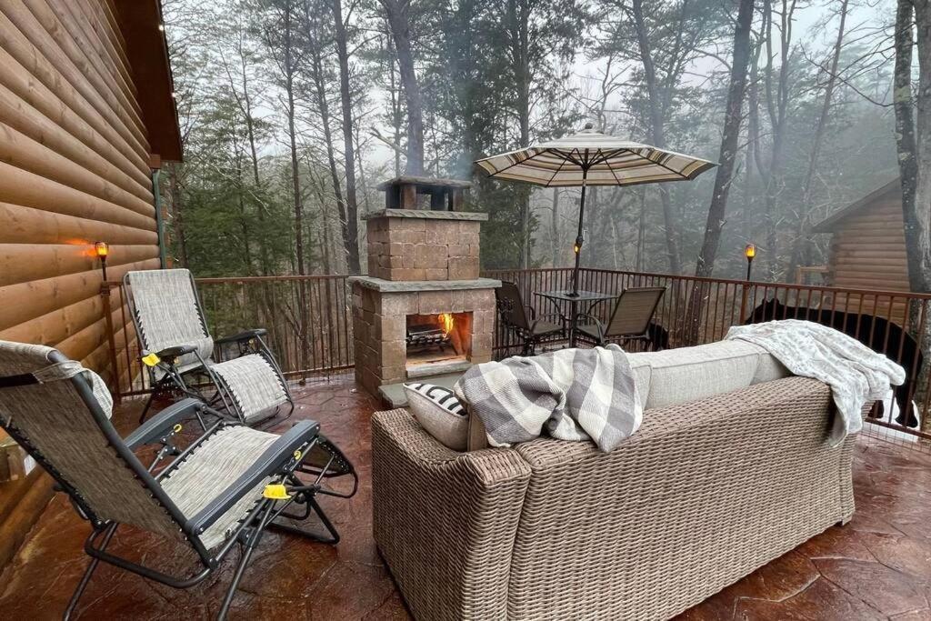 Enchanted Forest Cabin And Teepee! Lights & Laser Show! Private Hot Tub! Unique Stay! Sevierville Bagian luar foto