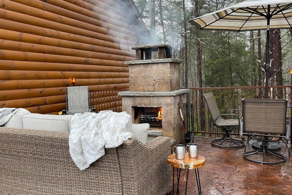 Enchanted Forest Cabin And Teepee! Lights & Laser Show! Private Hot Tub! Unique Stay! Sevierville Bagian luar foto