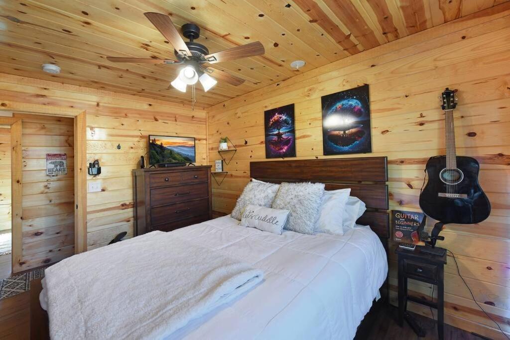 Enchanted Forest Cabin And Teepee! Lights & Laser Show! Private Hot Tub! Unique Stay! Sevierville Bagian luar foto