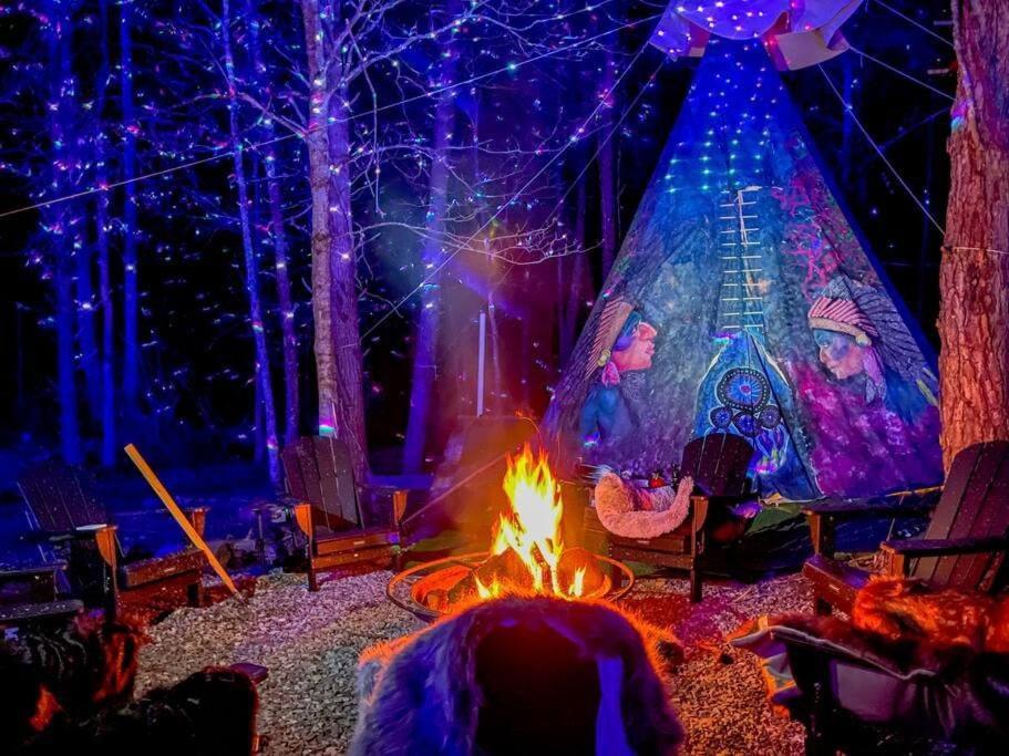 Enchanted Forest Cabin And Teepee! Lights & Laser Show! Private Hot Tub! Unique Stay! Sevierville Bagian luar foto