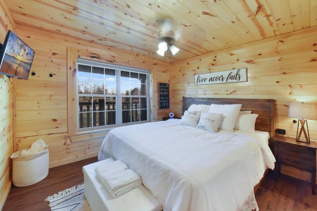 Enchanted Forest Cabin And Teepee! Lights & Laser Show! Private Hot Tub! Unique Stay! Sevierville Bagian luar foto
