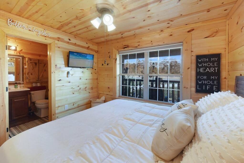 Enchanted Forest Cabin And Teepee! Lights & Laser Show! Private Hot Tub! Unique Stay! Sevierville Bagian luar foto